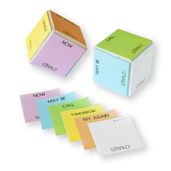 Giralo' : Cube avec 6 blocs de notes adhésives personnalisées, imprimables avec logos ou visuels différents. Idéal pour marketing B2B et bureau, offrant grande surface de communication. Personnalisation haute définition assurant visibilité constante et usage quotidien de la marque.