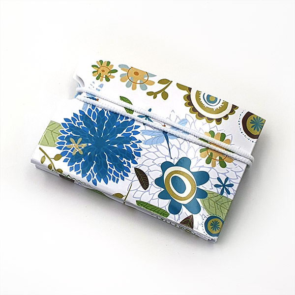 Portamascherina in cartoncino chiuso personalizzato con immagine aziendale soggetto floreale