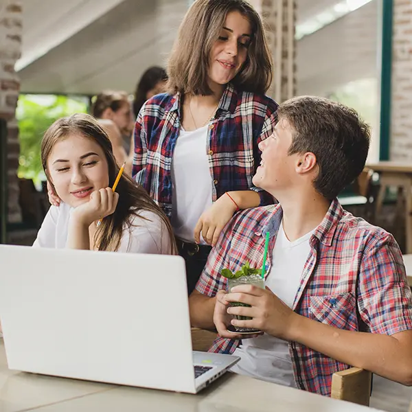 Teenagers with laptop spending time cafe. https://img.freepik.com